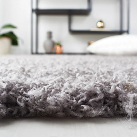Safavieh Shag 4'-0" x 6'-0" Rug in Grey