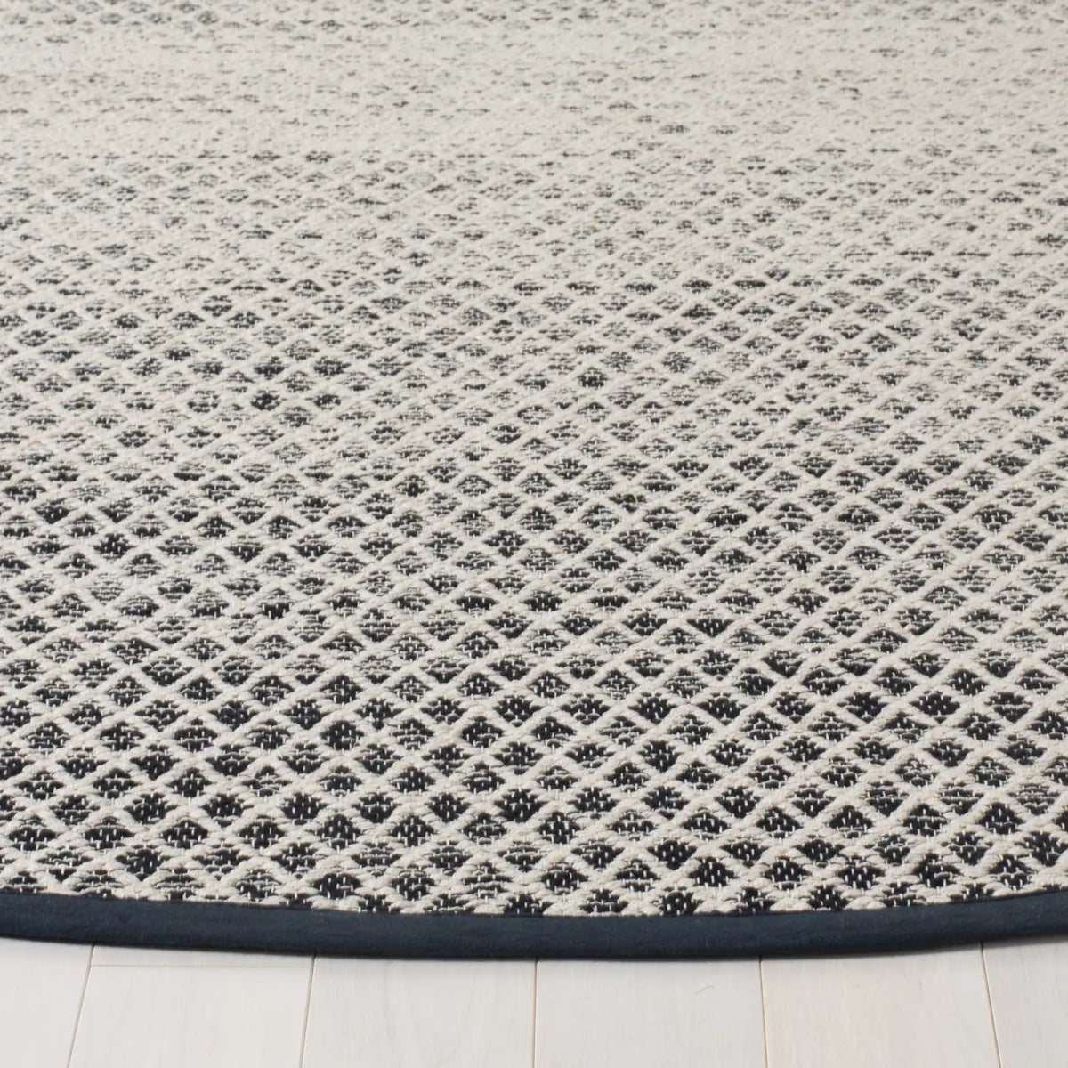 Safavieh Montauk 6'-0" x 6'-0" Rug in Black / Ivory