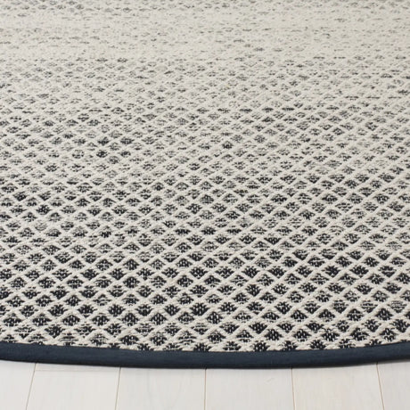 Safavieh Montauk 6'-0" x 6'-0" Rug in Black / Ivory