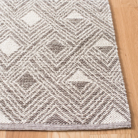 Safavieh Montauk 5'-0" x 8'-0" Rug in Charcoal / Ivory