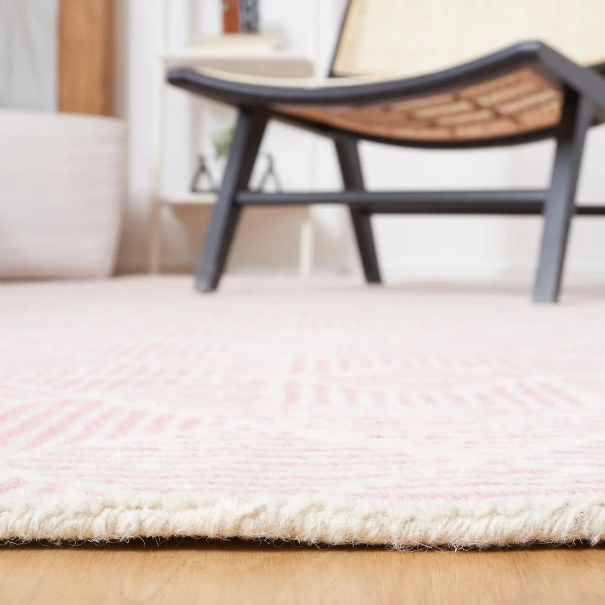 Safavieh Abstract 4'-0" x 6'-0" Rug in Pink / Ivory