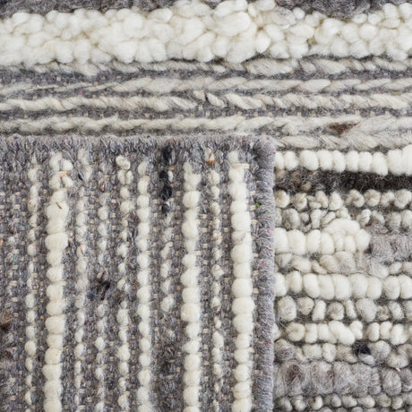 Safavieh Casablanca 4'-0" x 6'-0" Rug in Grey / Ivory