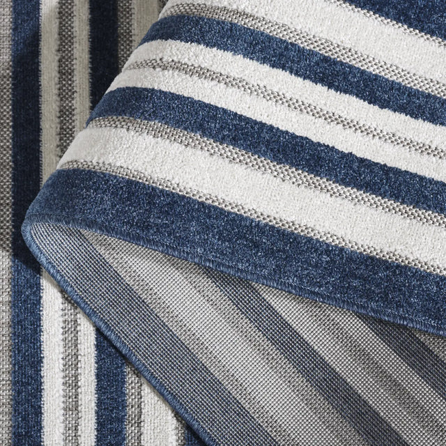 Safavieh Cabana 4'-5" x 6'-5" Rug in Blue / Ivory