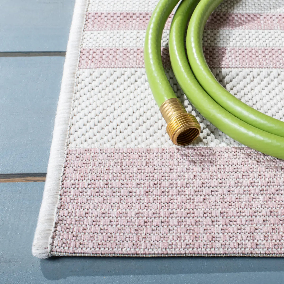 Safavieh Courtyard 4'-0" x 5'-7" Rug in Ivory / Soft Pink