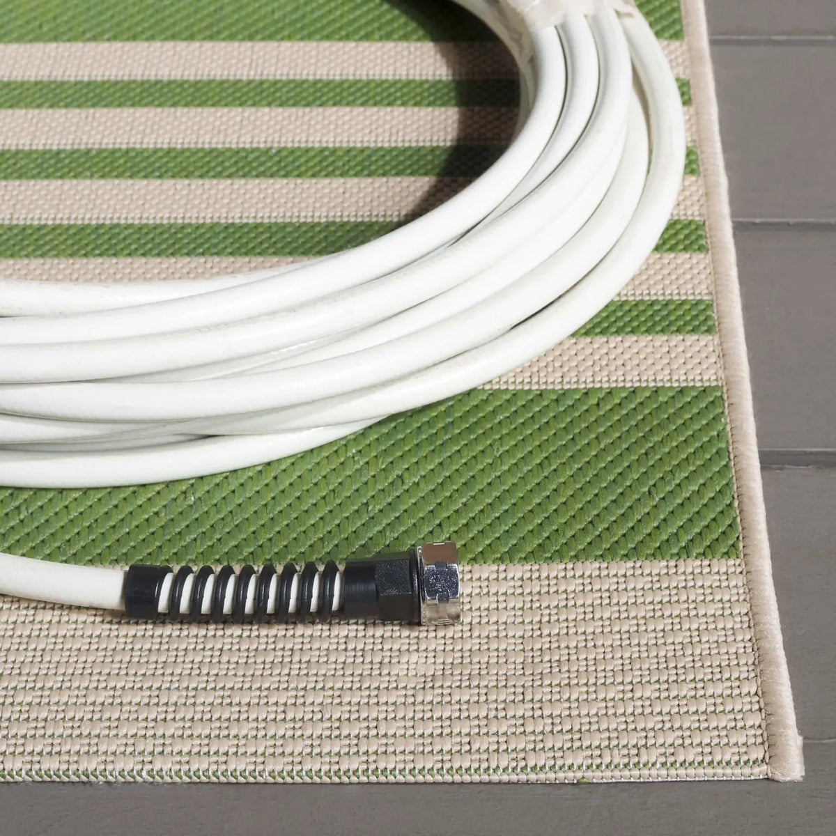 Safavieh Courtyard 4'-0" x 5'-7" Rug in Green / Beige