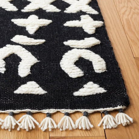 Safavieh Casablanca 4'-0" x 6'-0" Rug in Black / Ivory