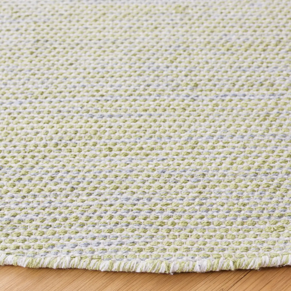 Safavieh Montauk 6'-0" x 6'-0" Rug in Green / Ivory