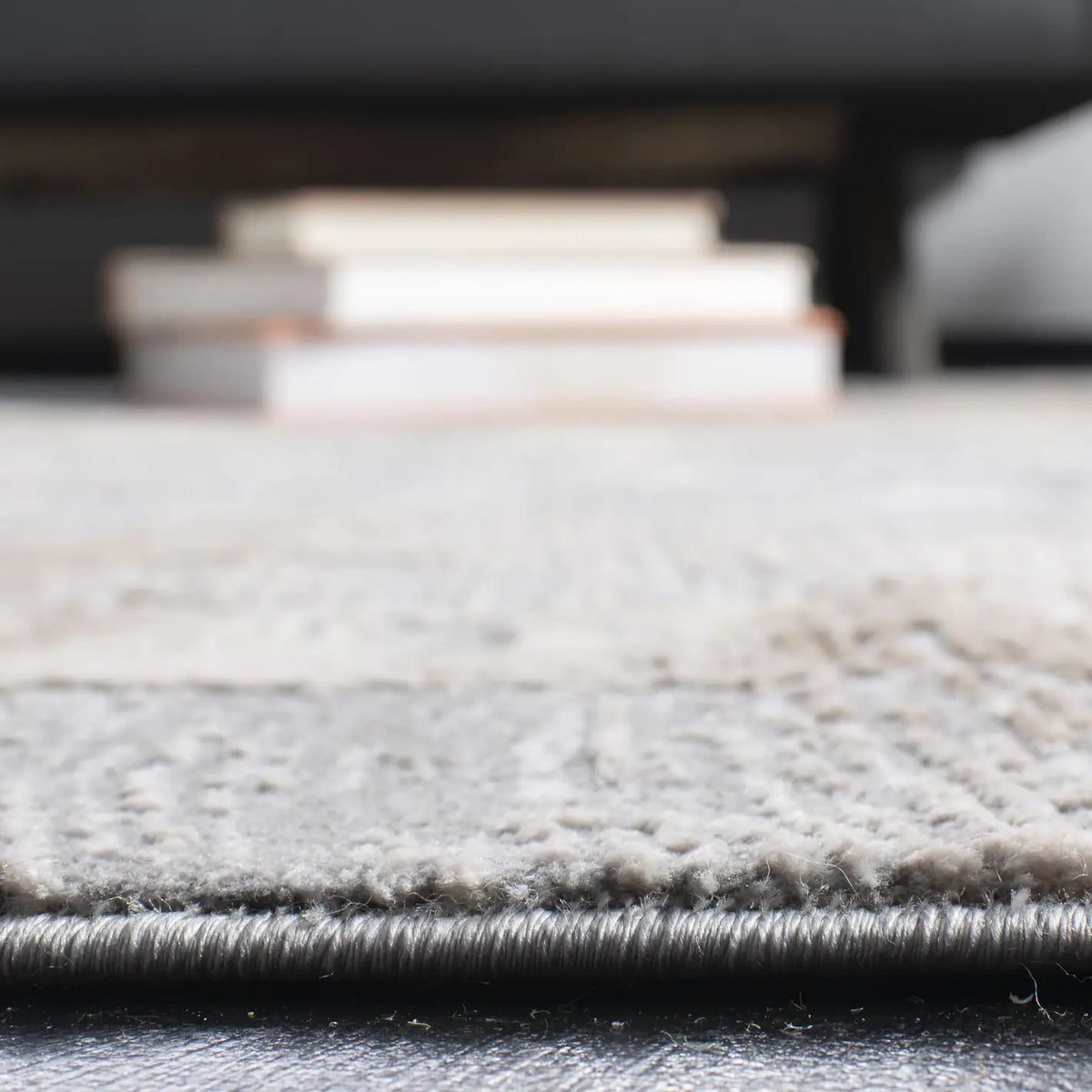 Safavieh Invista 4'-0" x 6'-0" Rug in Cream / Grey