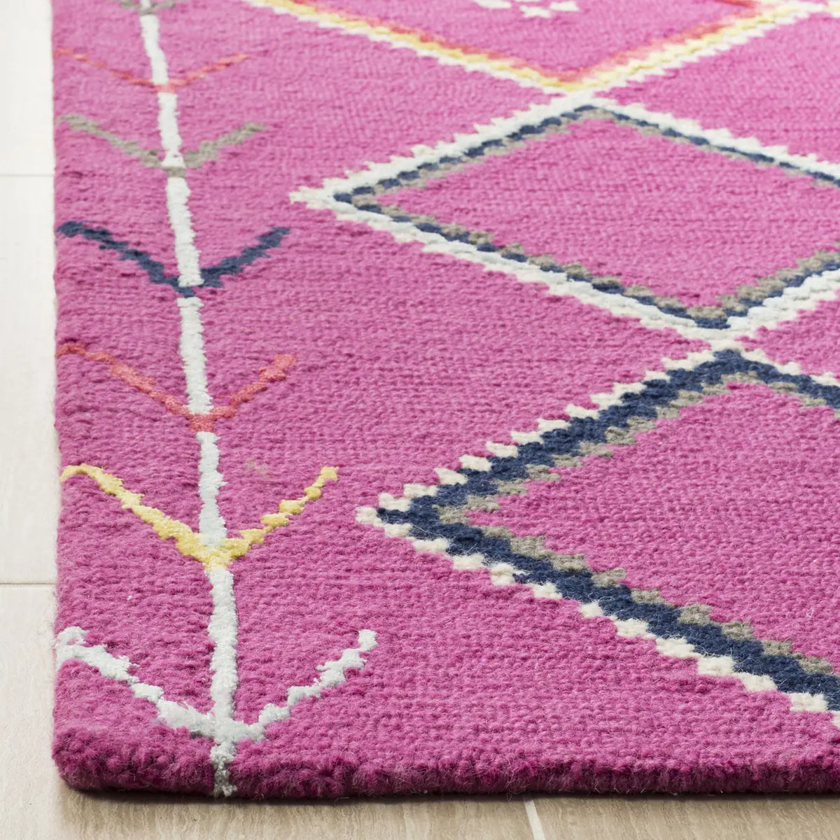 Safavieh Bellagio 4'-0" x 6'-0" Rug in Fuchsia / Multi