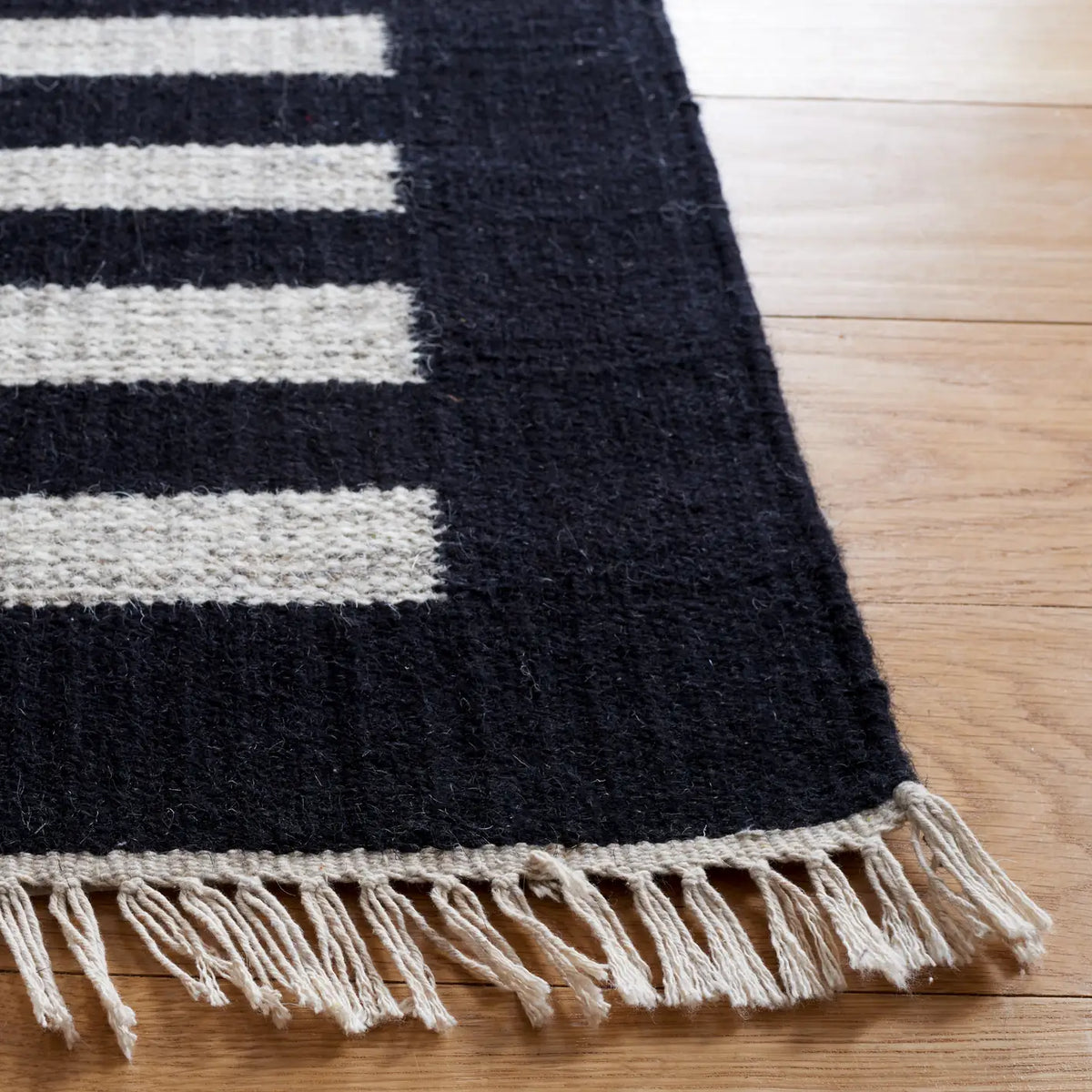 Safavieh Striped Kilim 4'-0" x 6'-0" Rug in Beige / Black