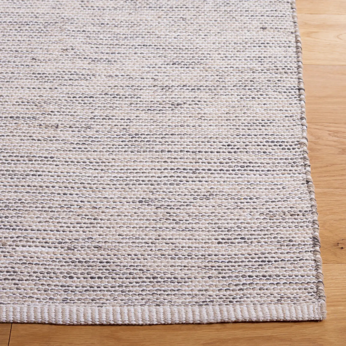 Safavieh Montauk 4'-0" x 6'-0" Rug in Beige / Ivory