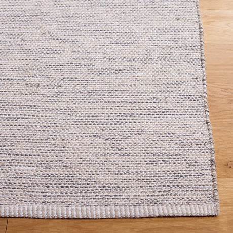 Safavieh Montauk 4'-0" x 6'-0" Rug in Beige / Ivory