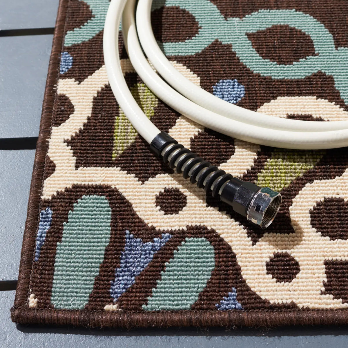 Safavieh Veranda 5'-3" x 7'-7" Rug in Chocolate / Blue