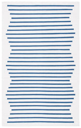 Safavieh Montauk 4'-0" x 6'-0" Rug in Ivory / Navy