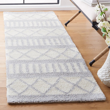 Safavieh Vermont 2'-3" x 8'-0" Rug in Ivory / Grey