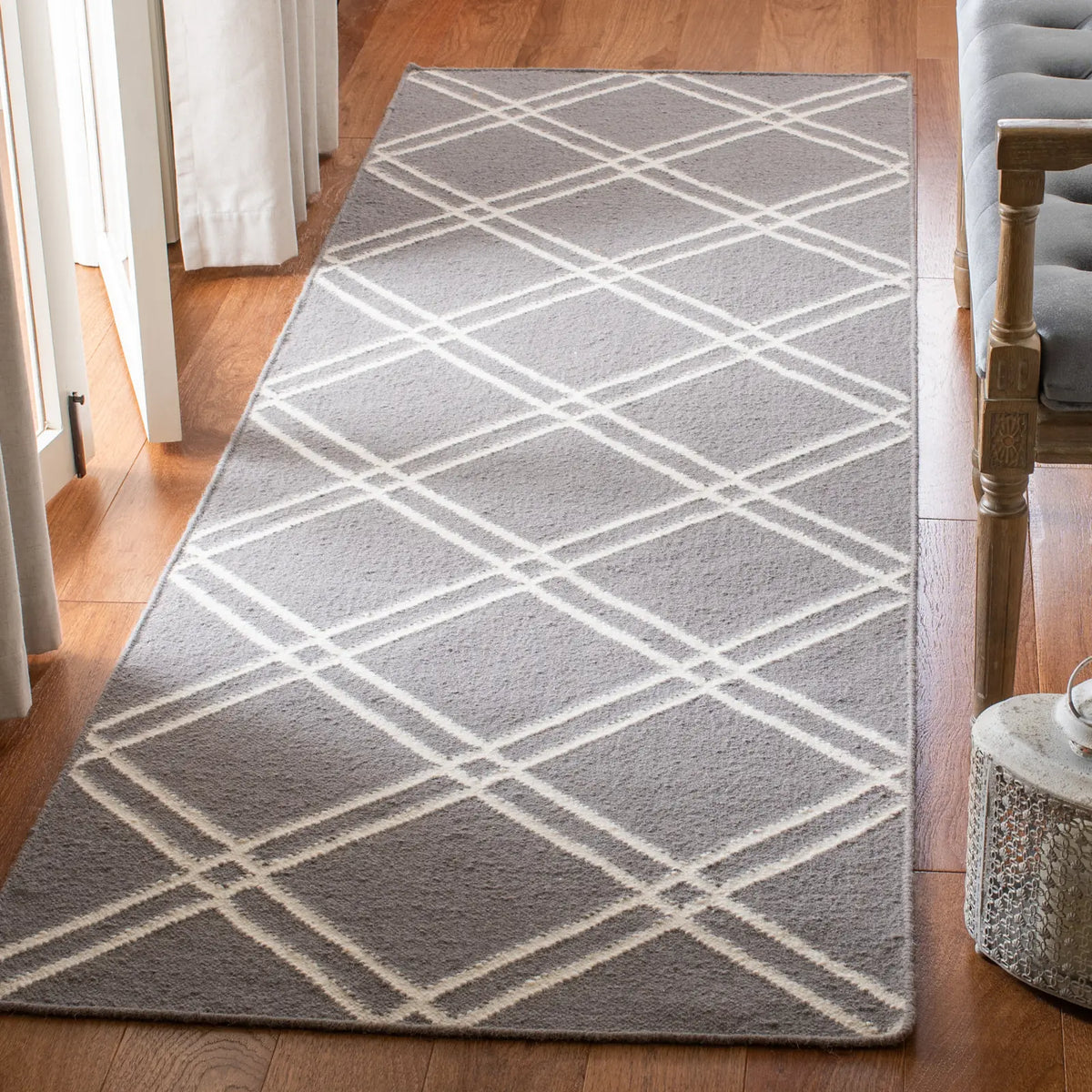 Safavieh Dhurries 2'-6" x 8'-0" Rug in Grey / Ivory