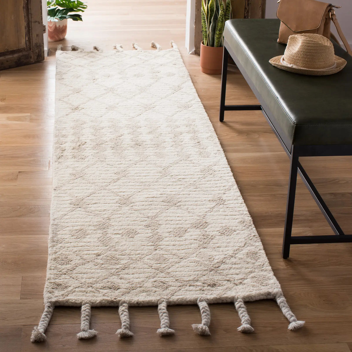 Safavieh Casablanca 2'-3" x 8'-0" Rug in Ivory / Beige