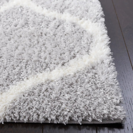 Safavieh Tahoe Shag 4'-0" x 6'-0" Rug in Light Grey / White