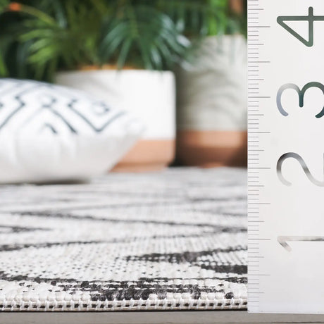 Safavieh Courtyard 4'-0" x 5'-7" Rug in Ivory / Black