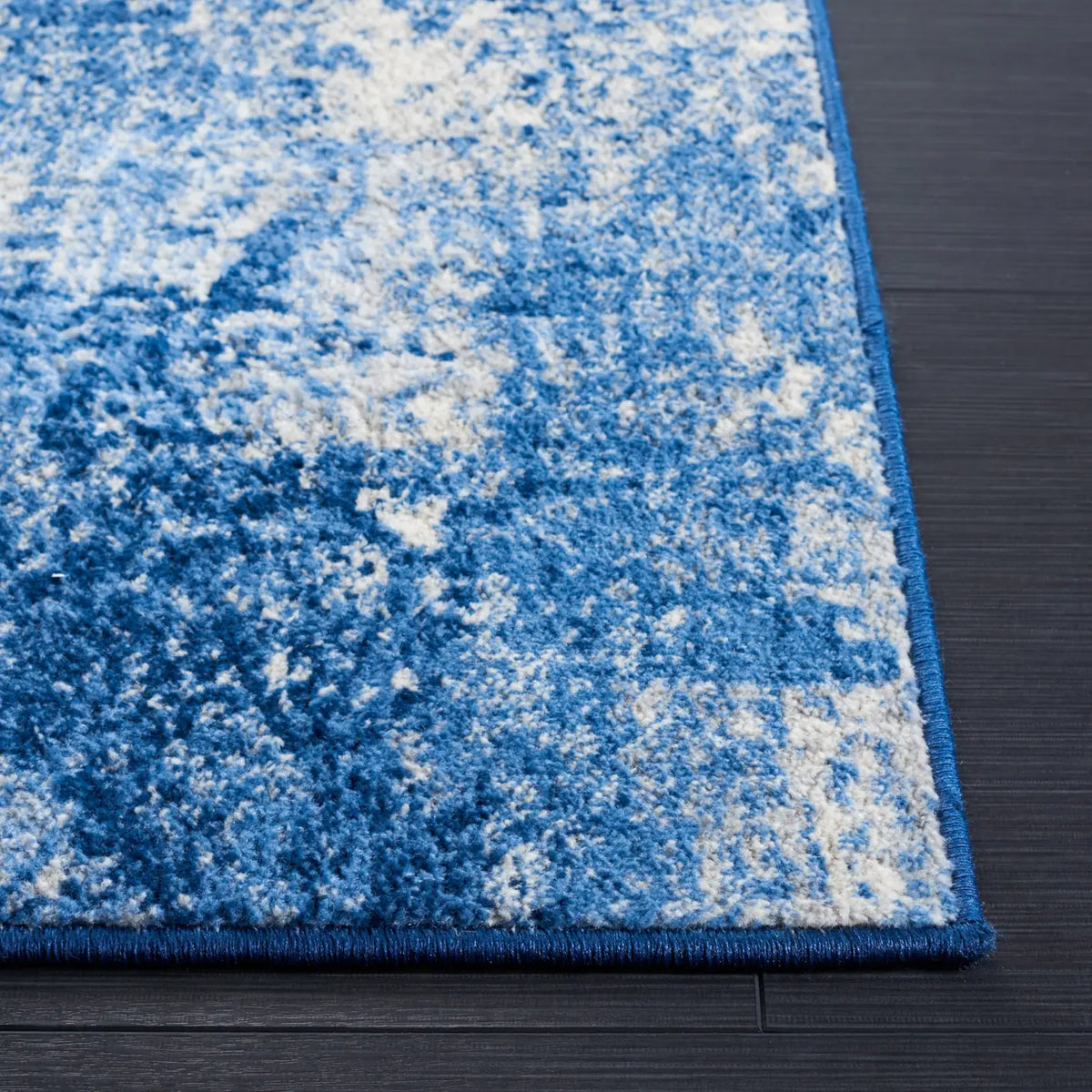 Safavieh Jasper 100 4'-0" x 6'-0" Rug in Navy / Ivory