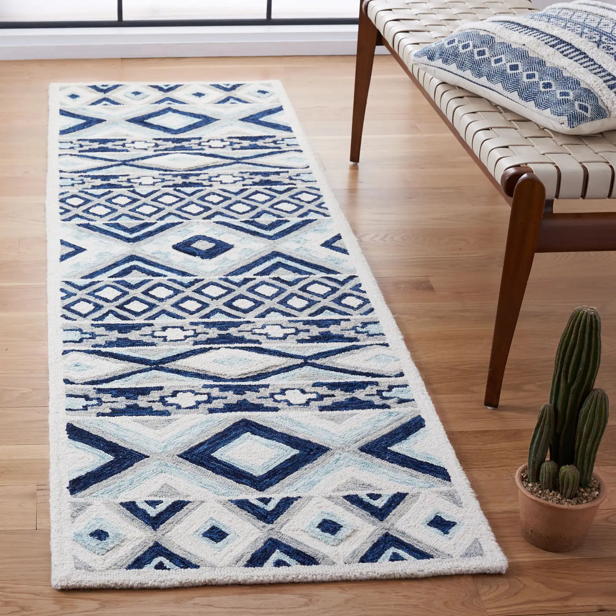 Safavieh Roslyn 2'-3" x 8'-0" Rug in Blue / White
