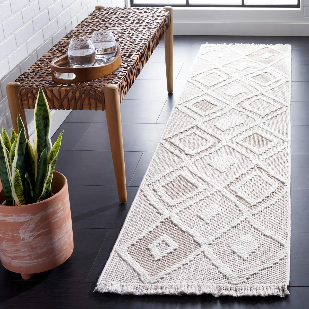 Safavieh Lotus 2'-0" x 8'-0" Rug in Beige / Ivory