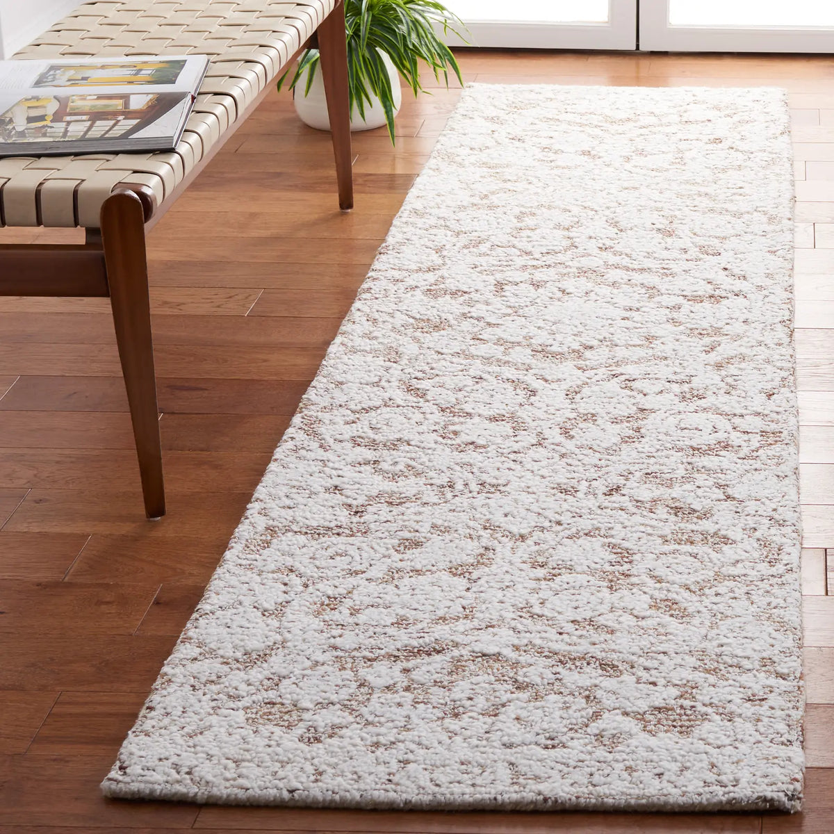 Safavieh Metro 2'-3" x 9'-0" Rug in Ivory / Beige