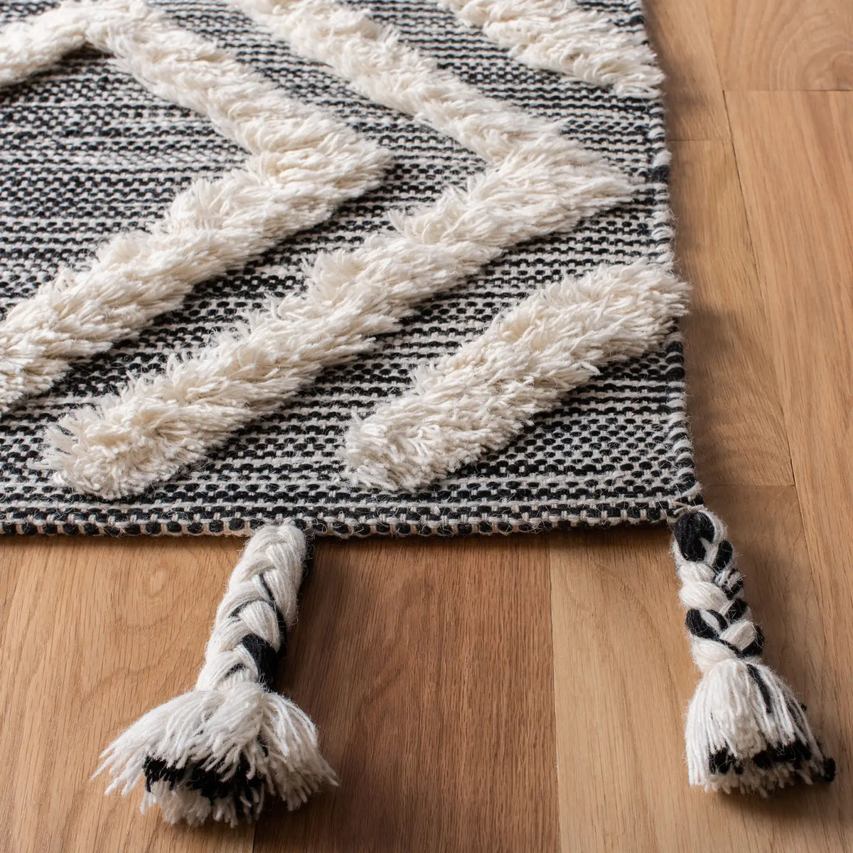 Safavieh Kenya 4'-0" x 6'-0" Rug in Black / Ivory