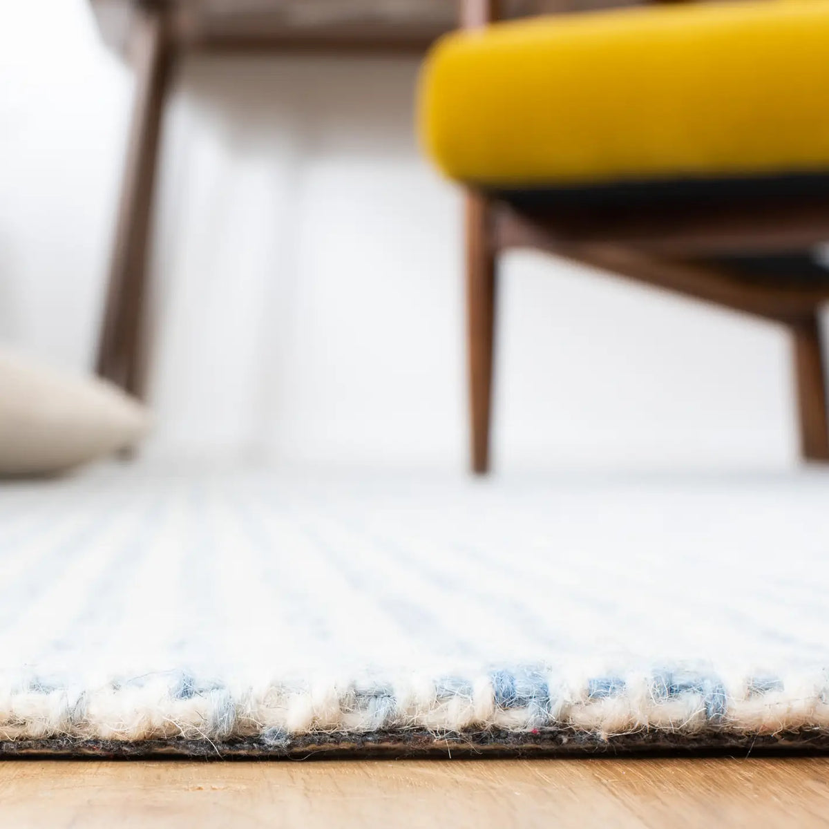 Safavieh Marbella 4'-0" x 6'-0" Rug in Blue / Ivory