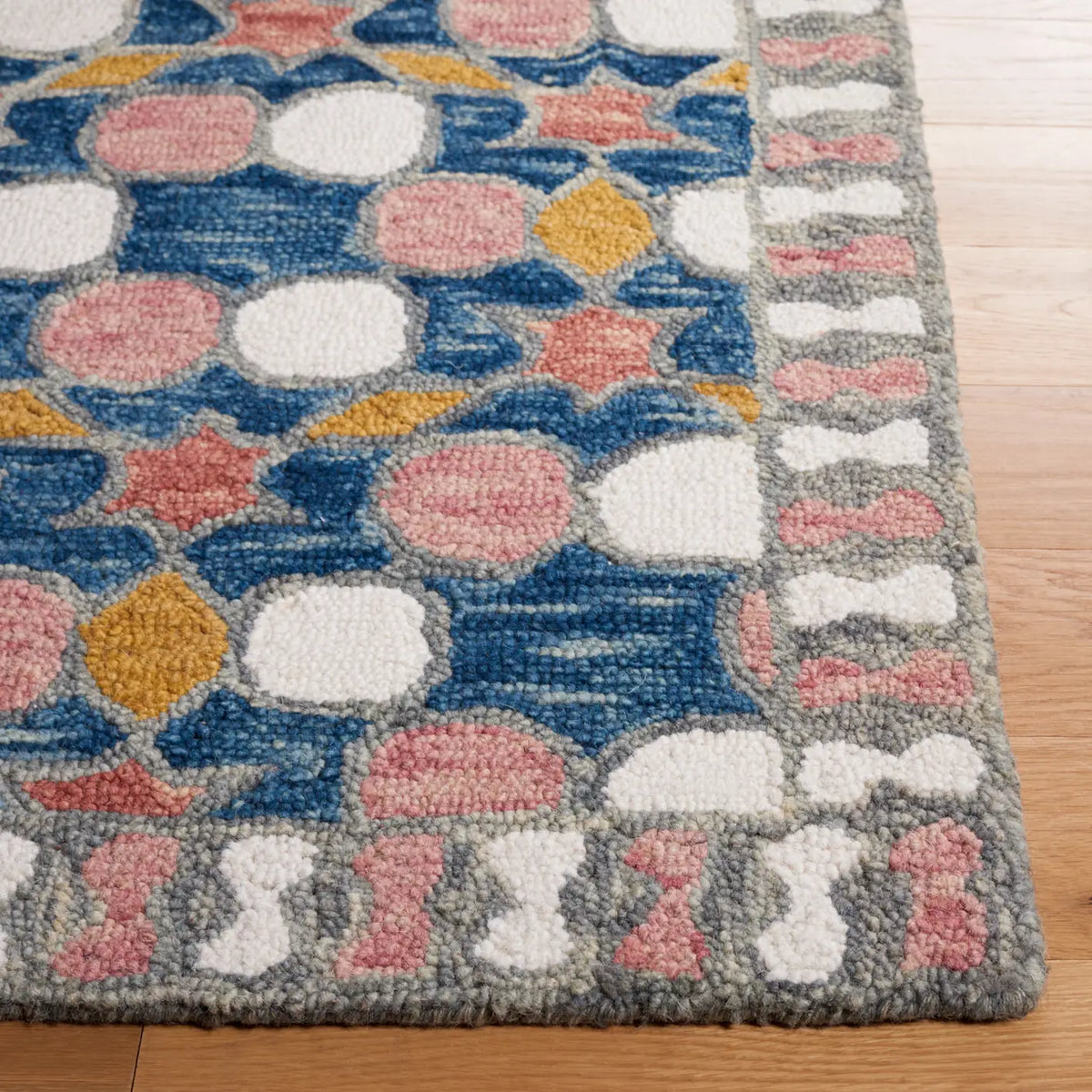 Safavieh Aspen 4'-0" x 6'-0" Rug in Grey / Pink