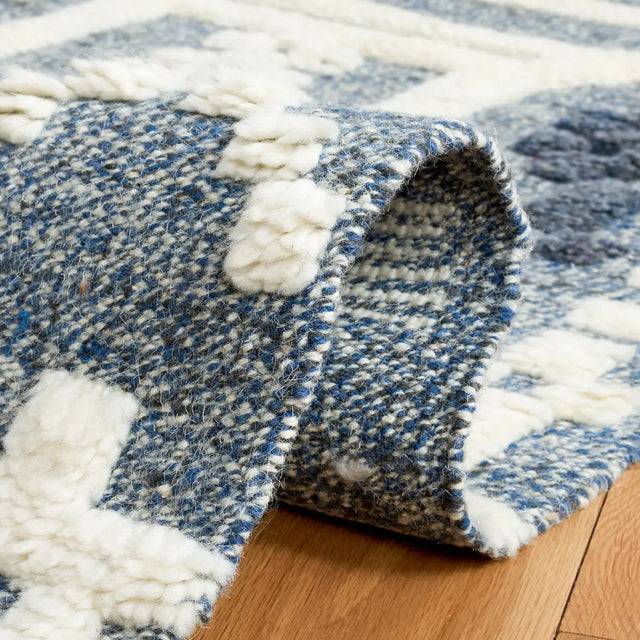 Safavieh Casablanca 4'-0" x 6'-0" Rug in Blue / Ivory