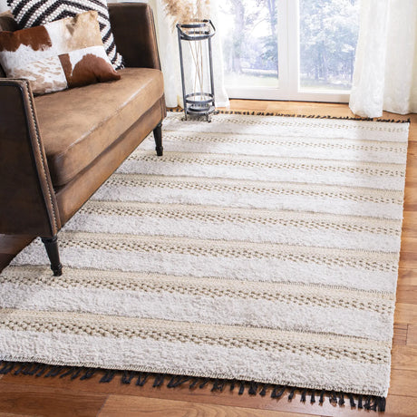 Safavieh Boston 4'-0" x 6'-0" Rug in Ivory / Beige