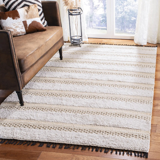 Safavieh Boston 4'-0" x 6'-0" Rug in Ivory / Beige
