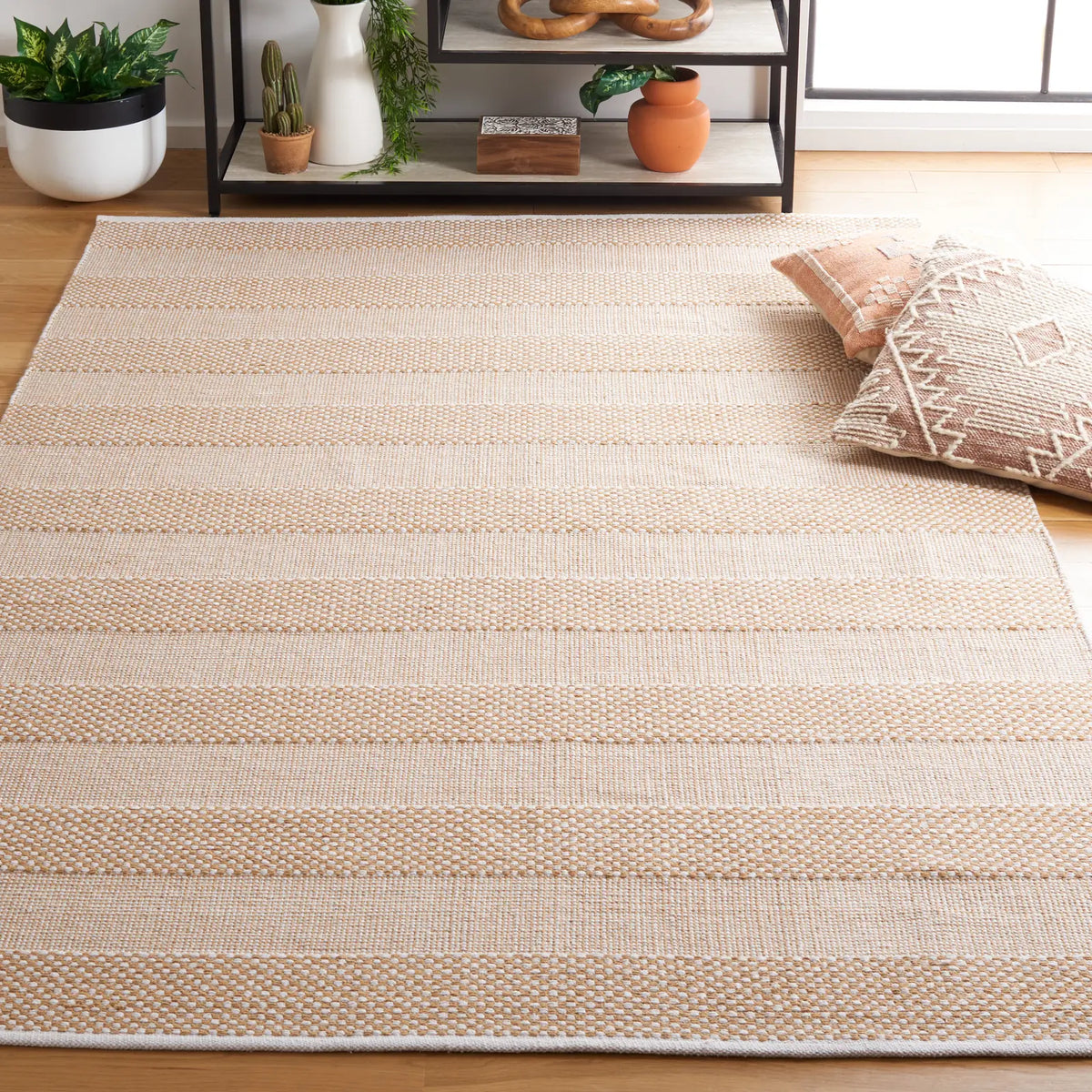 Safavieh Striped Kilim 4'-0" x 6'-0" Rug in Ivory / Gold