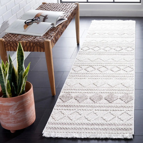 Safavieh Lotus 2'-0" x 8'-0" Rug in Ivory / Beige