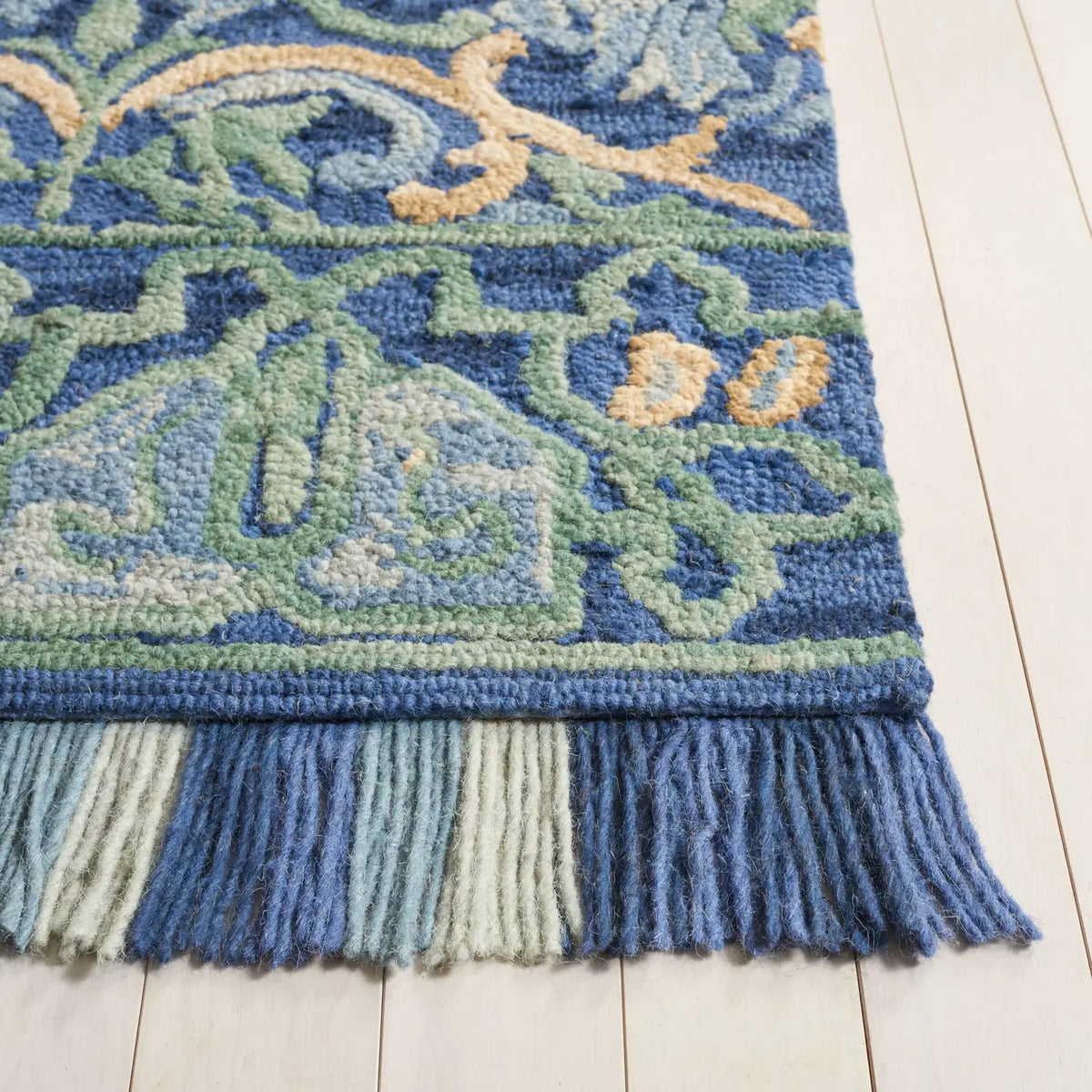 Safavieh Blossom 5'-0" x 8'-0" Rug in Navy / Green