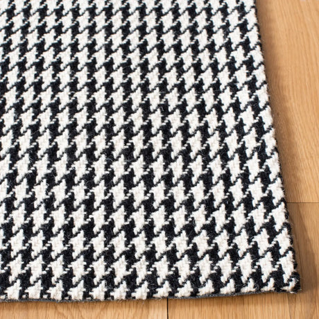 Safavieh Marbella 4'-0" x 6'-0" Rug in Black / Ivory