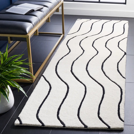 Safavieh Fifth Avenue 2'-3" x 8'-0" Rug in Ivory / Black