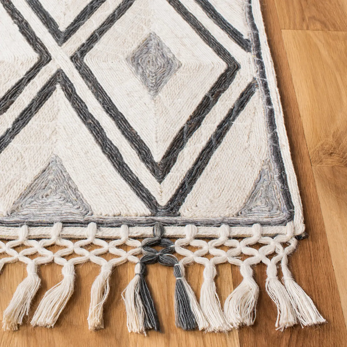 Safavieh Sahara 4'-0" x 6'-0" Rug in Ivory / Grey