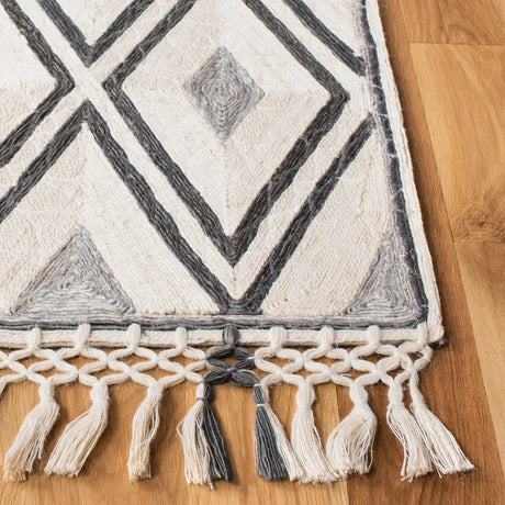 Safavieh Sahara 4'-0" x 6'-0" Rug in Ivory / Grey