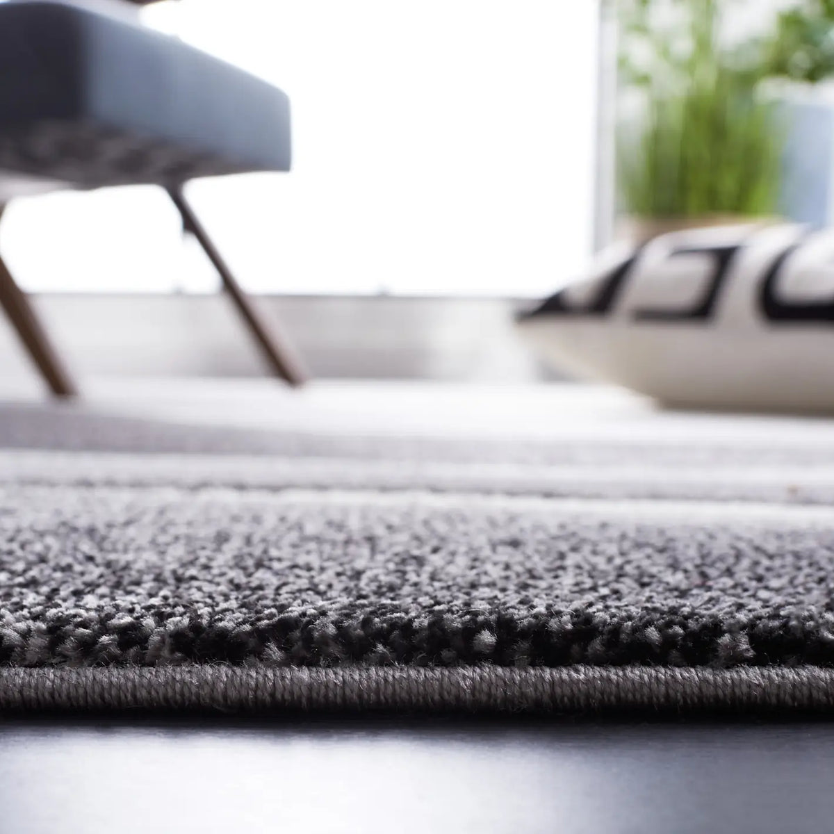 Safavieh Hollywood 4'-0" x 6'-0" Rug in Grey / Ivory