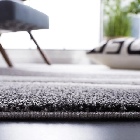Safavieh Hollywood 4'-0" x 6'-0" Rug in Grey / Ivory