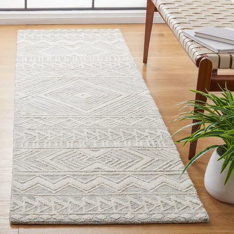 Safavieh Metro 2'-3" x 8'-0" Rug in Grey / Ivory