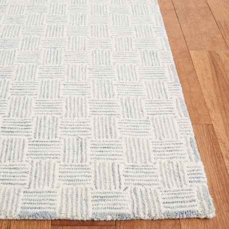 Safavieh Micro-Loop 4'-0" x 6'-0" Rug in Grey / Ivory
