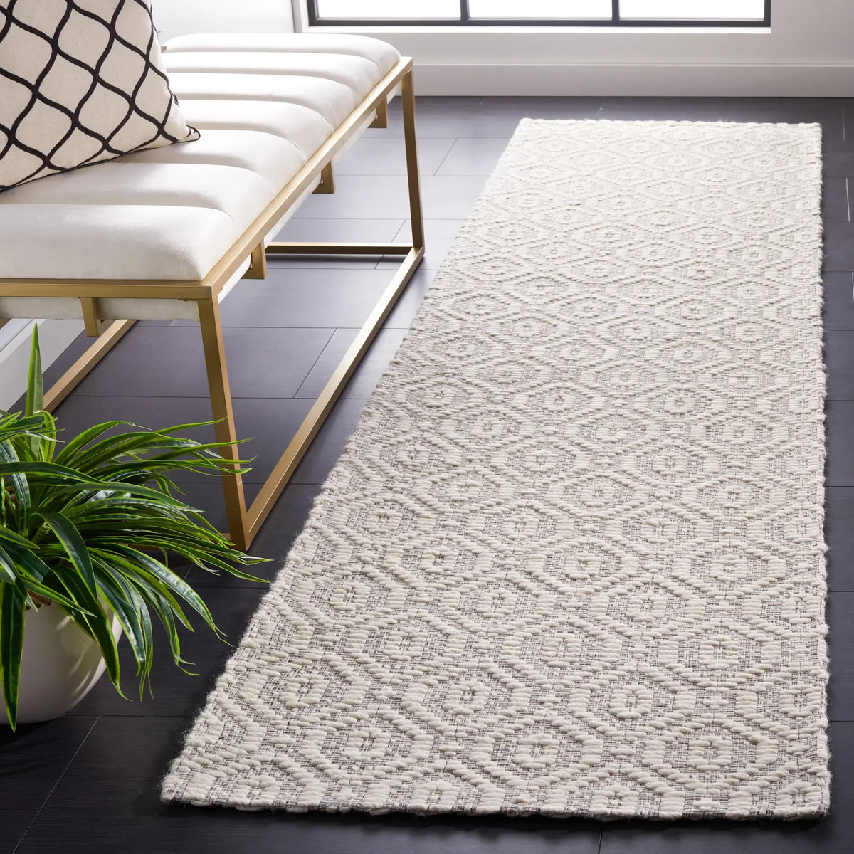 Safavieh Marbella 2'-3" x 9'-0" Rug in Ivory / Beige