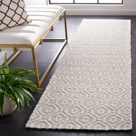 Safavieh Marbella 2'-3" x 9'-0" Rug in Ivory / Beige