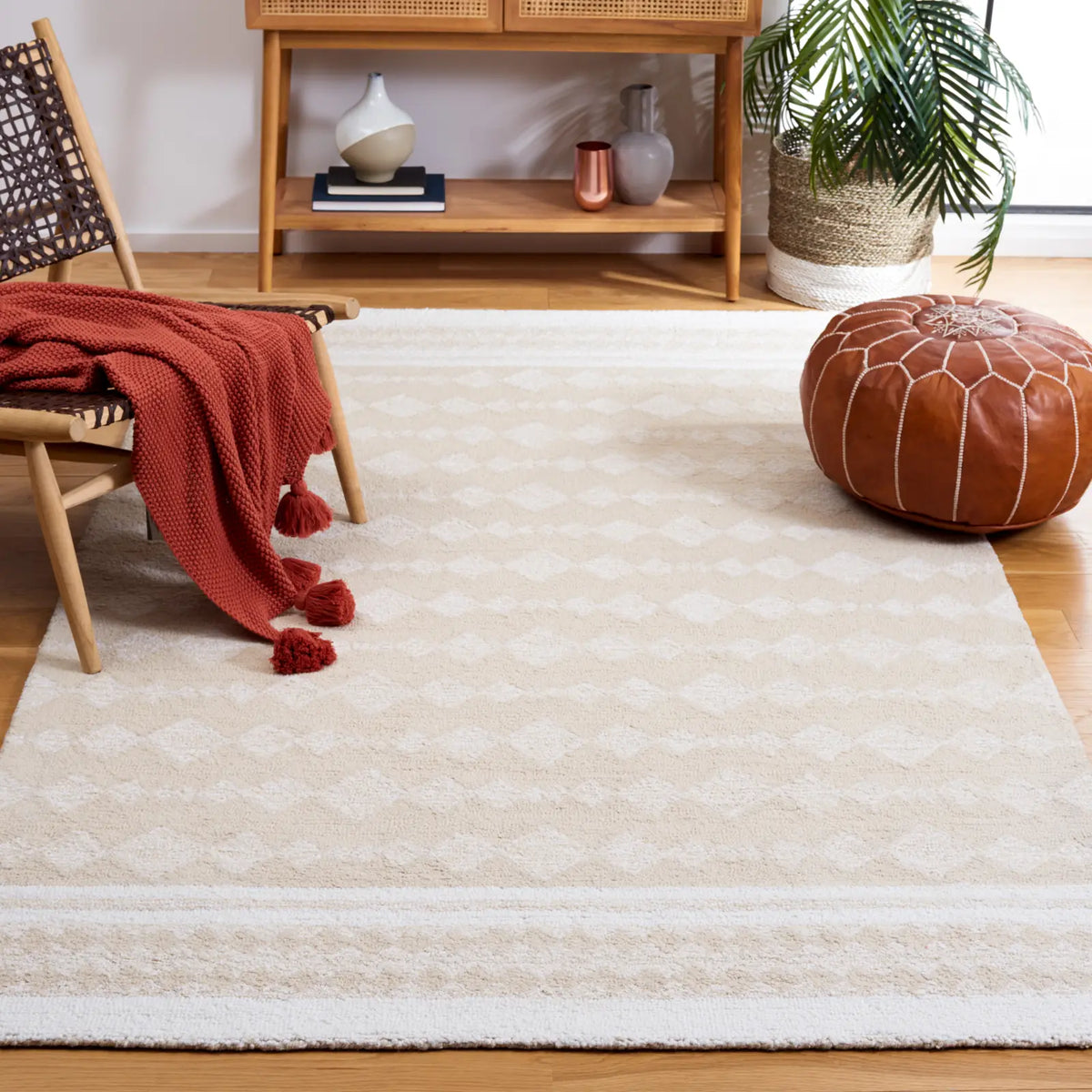 Safavieh Capri 4'-0" x 6'-0" Rug in Ivory / Beige
