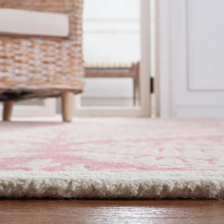 Safavieh Capri 4'-0" x 6'-0" Rug in Pink / Ivory
