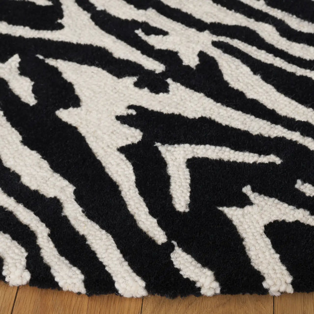 Safavieh Ebony 6'-0" x 6'-0" Rug in Black / Ivory