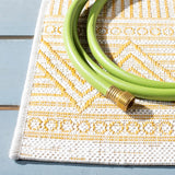Safavieh Courtyard 4'-0" x 5'-7" Rug in Beige / Gold